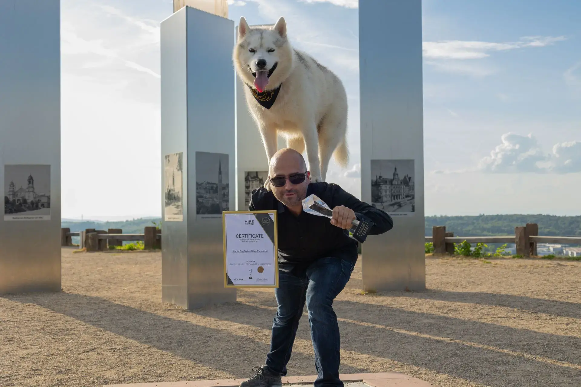 Special Dog Trainer mit HIPE AWARD ausgezeichnet – Hundetrainer bei Verhaltensproblemen mit 100 % Erfolgsquote Oliver Ehrentraut mit Hund und HIPE AWARD – ausgezeichneter Hundetrainer bei Verhaltensproblemen